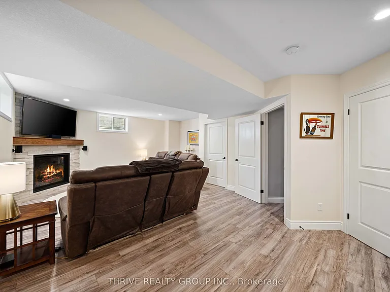 12 Ashwood Cres — Photo 27