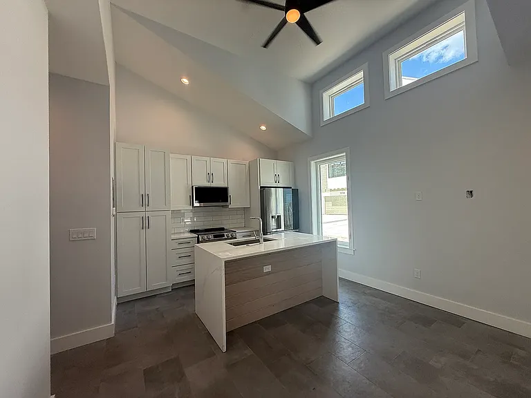 121 12th Ave N #102 — Photo 1