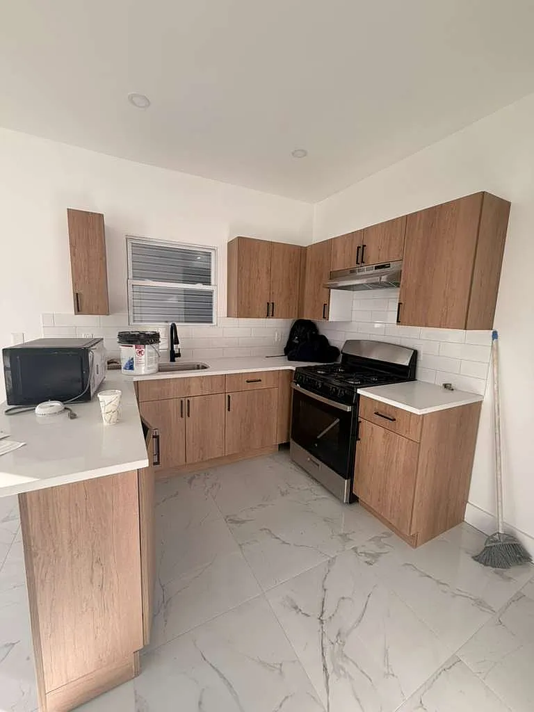 3 bed, 1.5 bath, 900 sqft, $2,200 — Photo 3