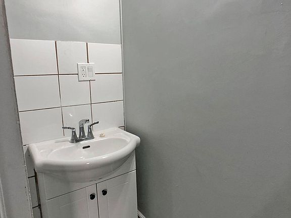 4th image of 374 Campbell Ave #2