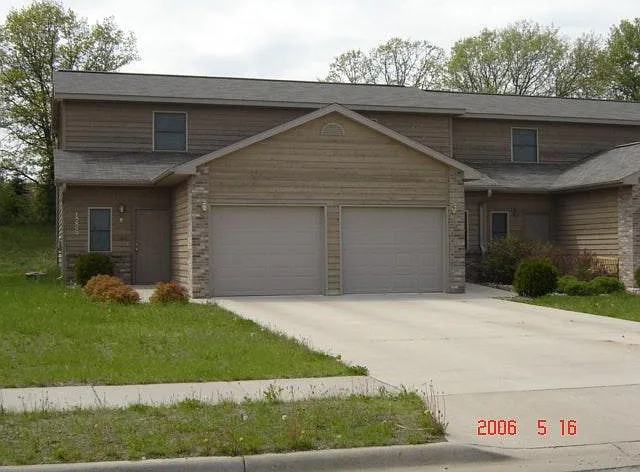 2 bed, 1.5 bath, 1100 sqft, $1,250 — Photo 3