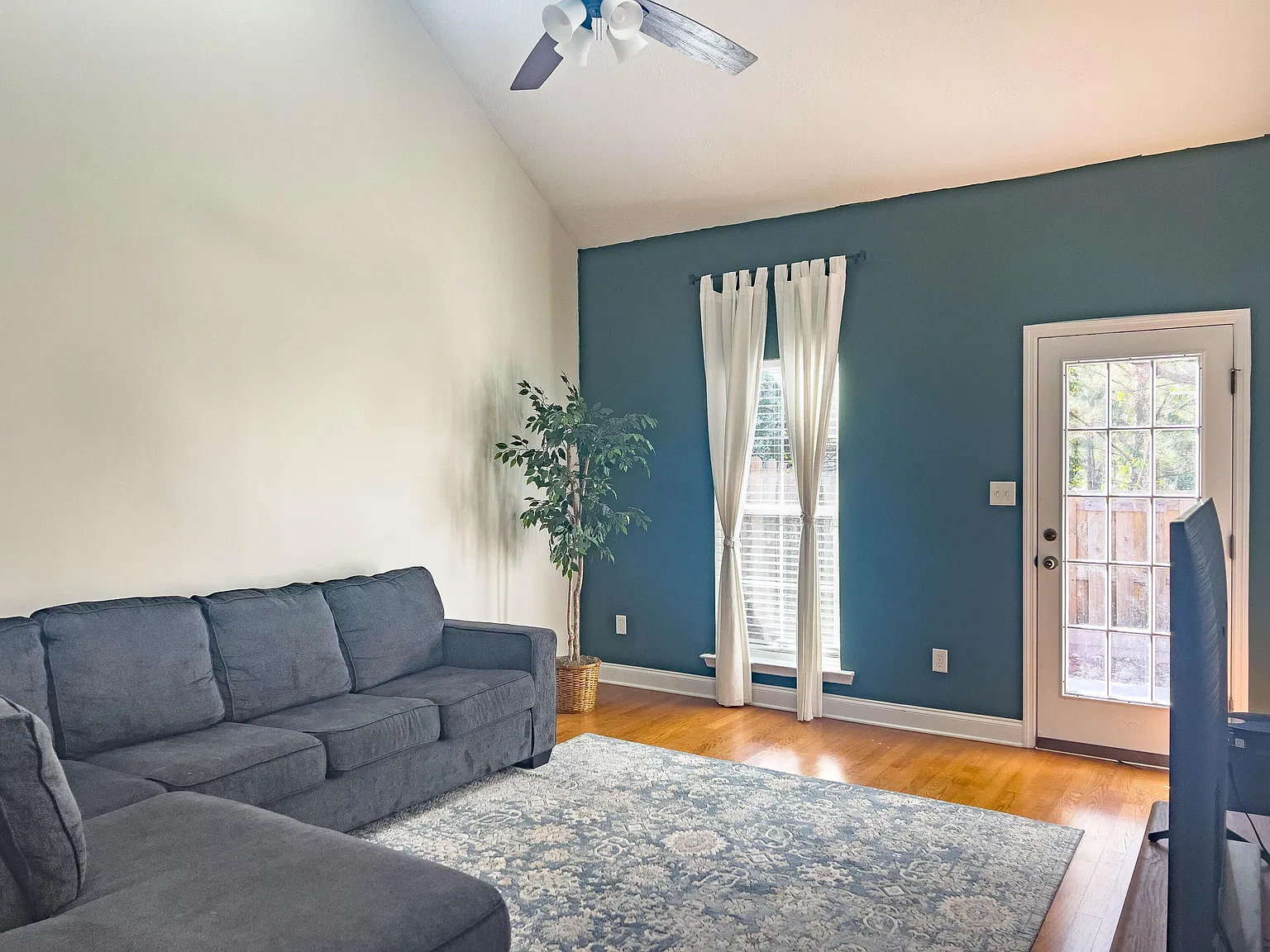 3 bed, 2.5 bath, 1730 sqft, $1,550 — Photo 4