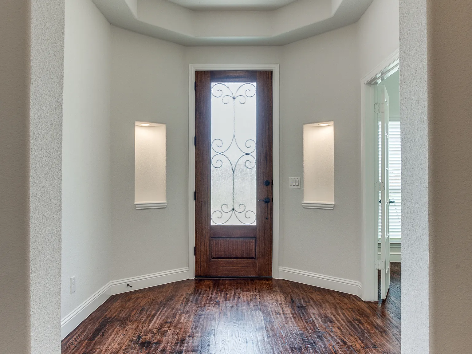 4 bed, 2235 sqft, $2,975 — Photo 2