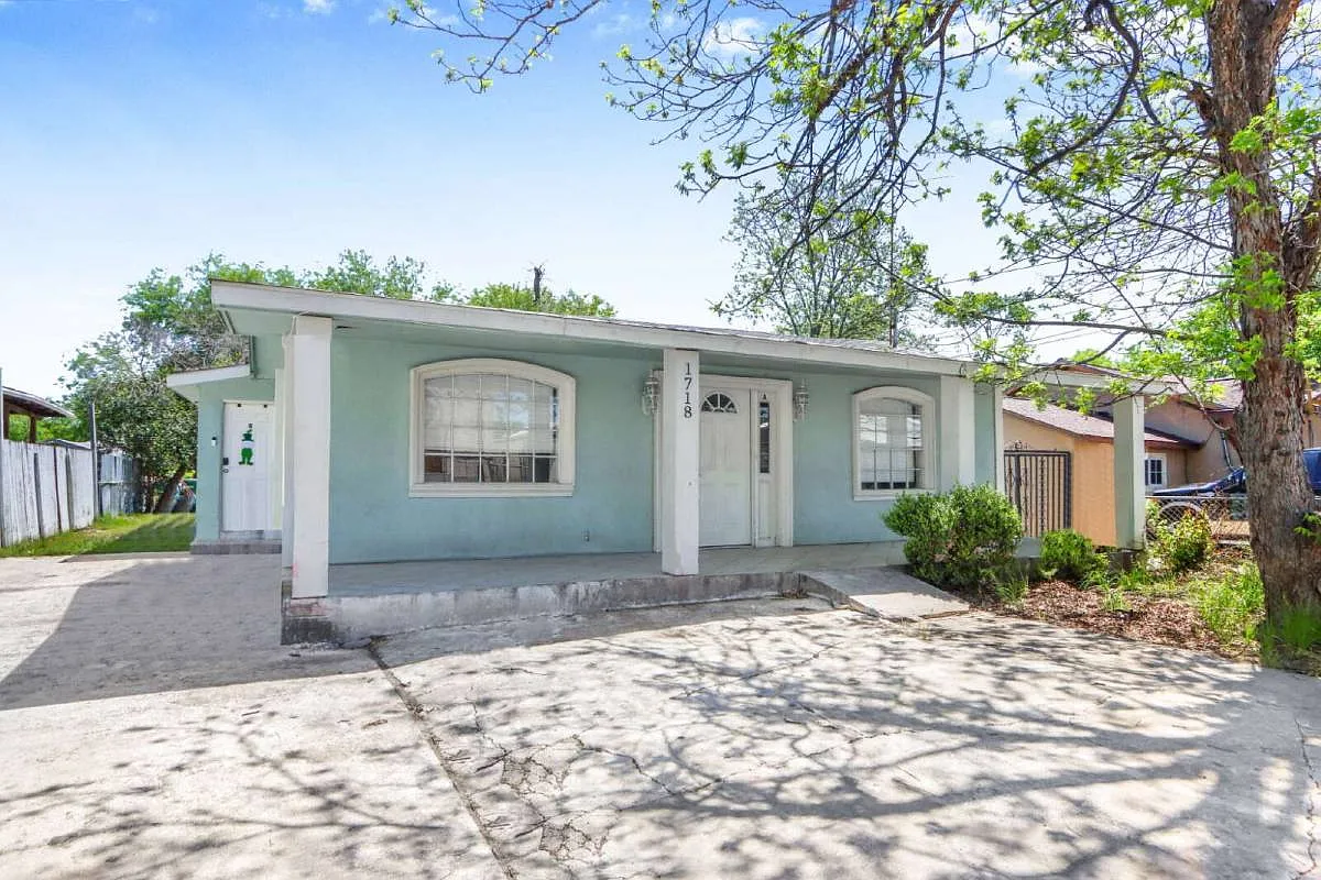 1718 Commercial Ave #B in San Antonio, TX 78221 — Photo 3