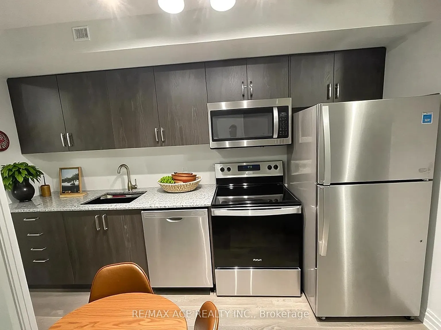 3 bed, $2,400 — Photo 2