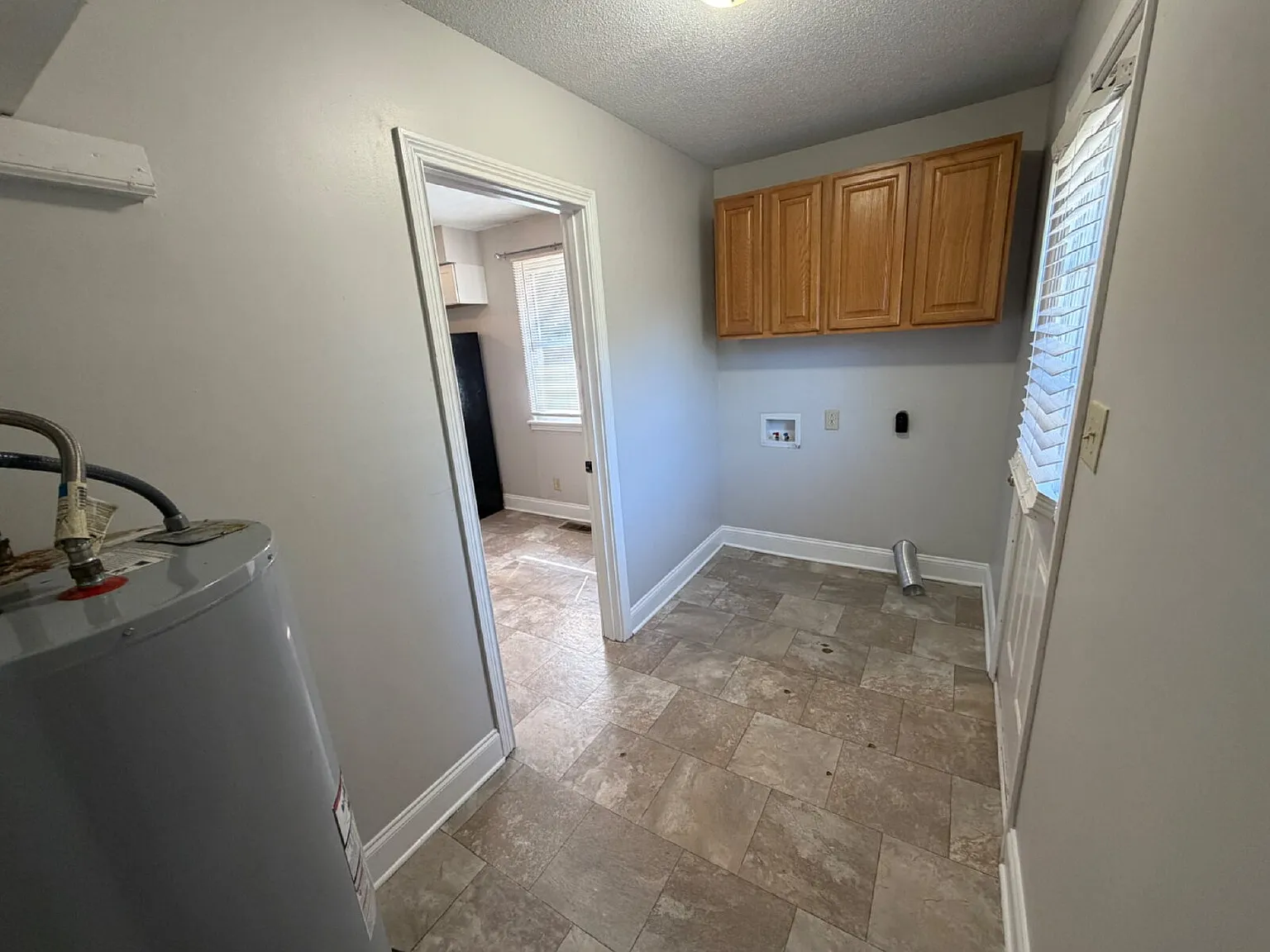 3 bed, 1.0 bath, 1050 sqft, $1,225 — Photo 4