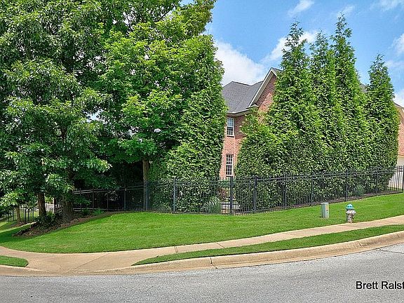 Private Corner Lot