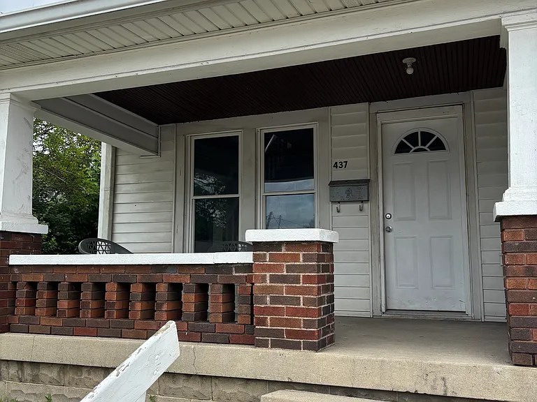 437 Leeds Ave — Photo 1