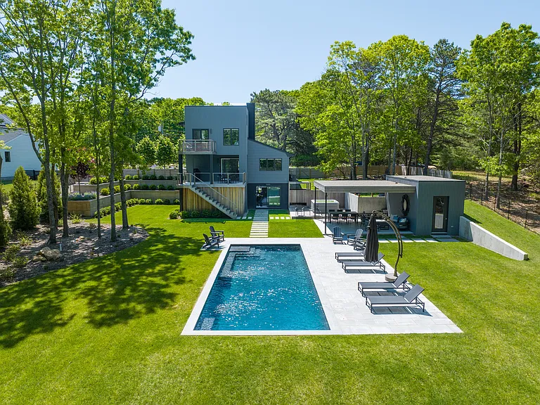 15 Margaret Dr — Photo 1