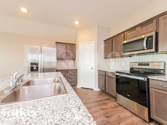 5th image of 812 Meadow Creek Ln
