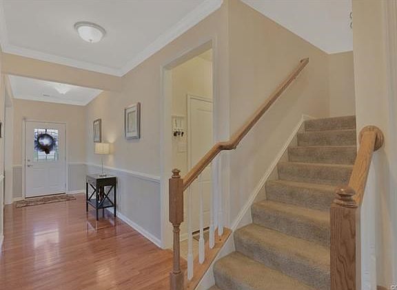 Foyer - Beautiful hardwood Floors, Crown Molding, Chair Rail