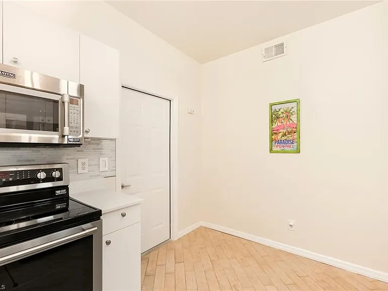 636 Windsor Sq #102 — Photo 9