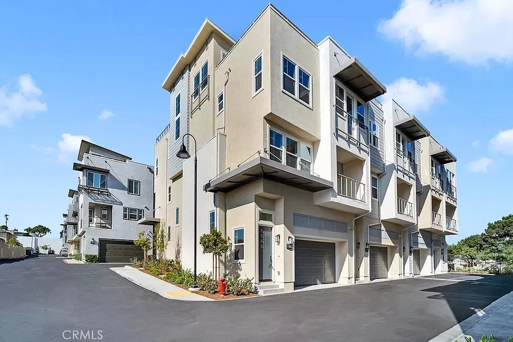 2 bed, 1270 sqft, $4,795 — Photo 1
