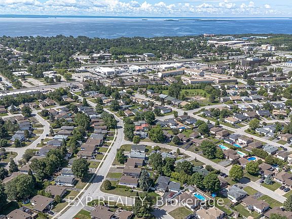 3rd image of 10 Kathryn Cres