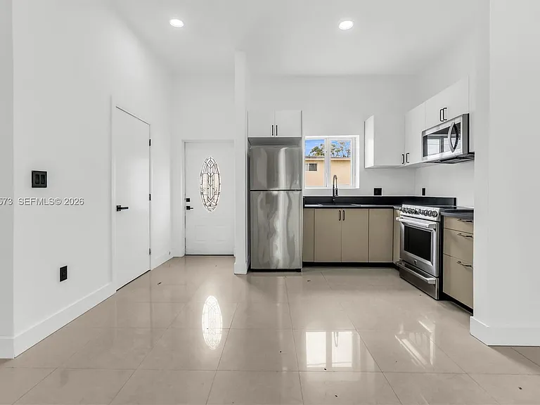 1011 SW 7th St #2 — Photo 9