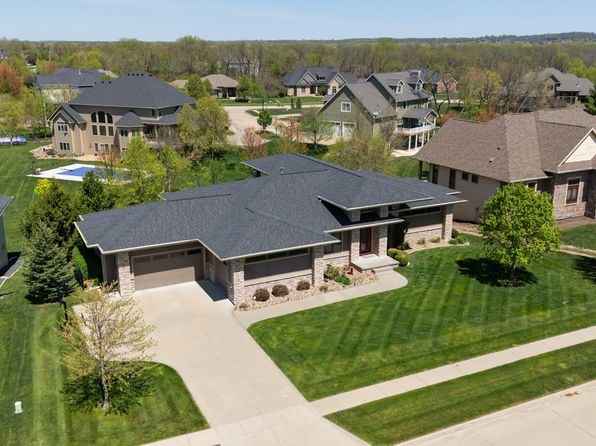 8513 Prairie Ridge Dr, Johnston, IA 50131