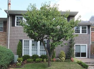 10 Club House Ct #10, Woodbury, NY