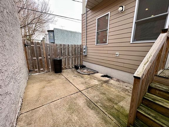 2nd image of 2550 Emerald St Unit B