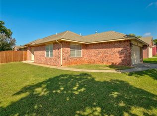 141 Oak Tree Ln, Midwest City, OK 73130