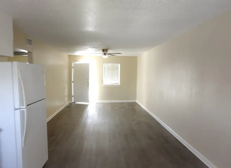 905 N Main St #6 — Photo 4
