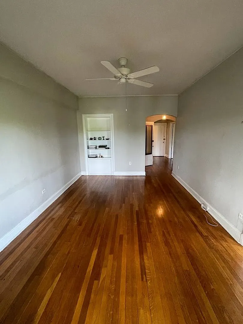Spacious 1 BR + Den apartment in the highly desired Kalorama Neighborhood — Photo 4
