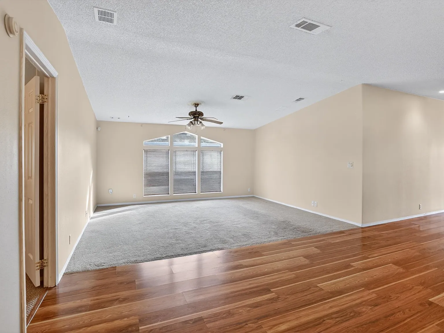 3 bed, 1870 sqft, $2,200 — Photo 3