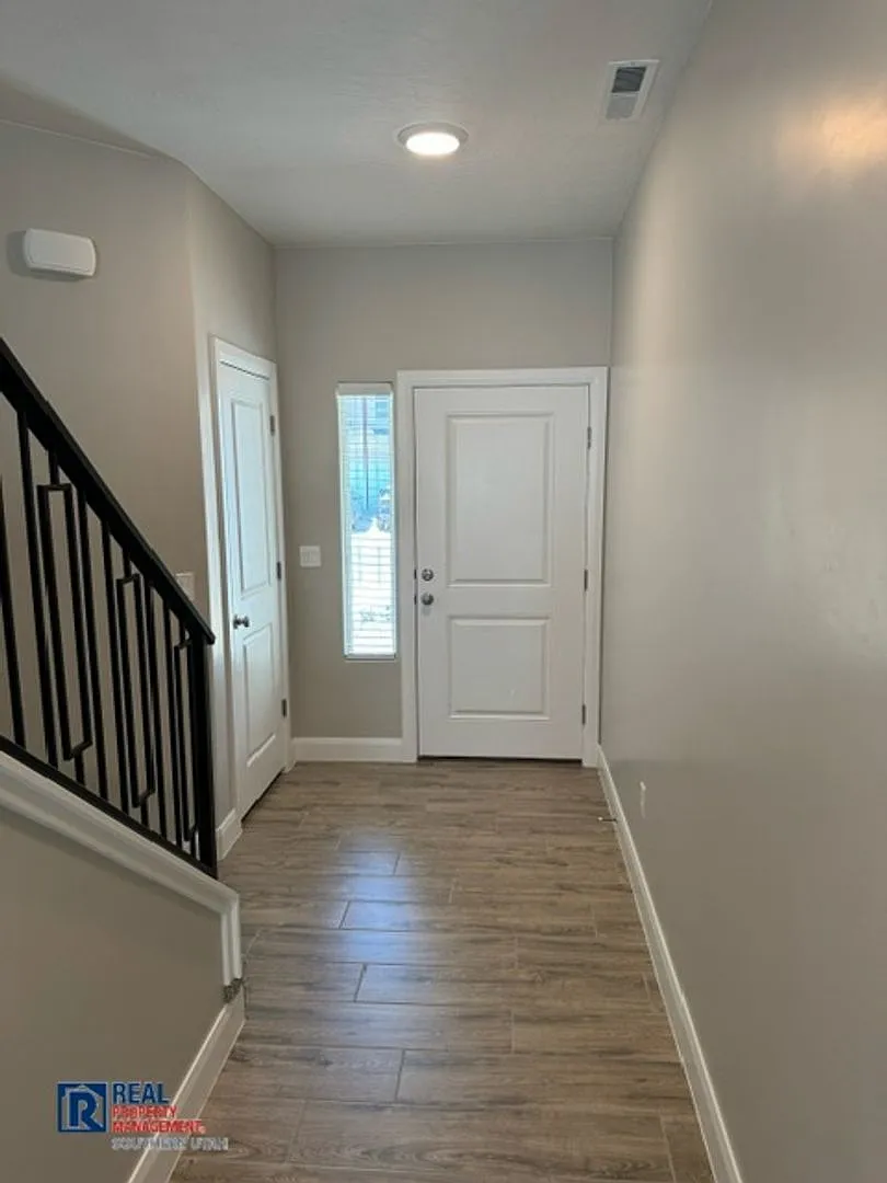 Building Photo - 1042 S 1450 E #40