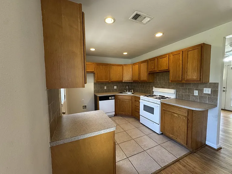 216 Gale St — Photo 5