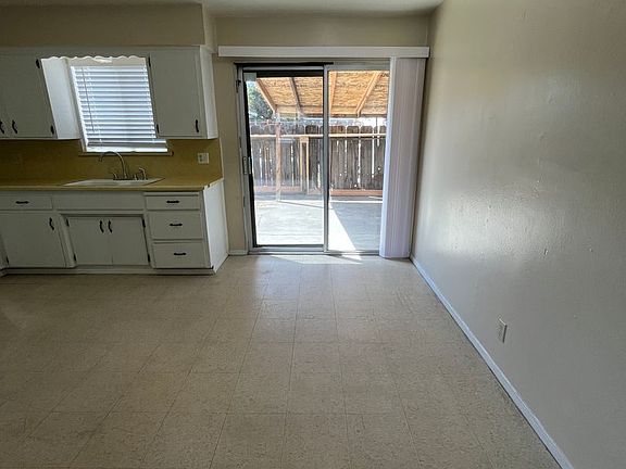 3rd image of 1185-87 W Grand Ave #1187