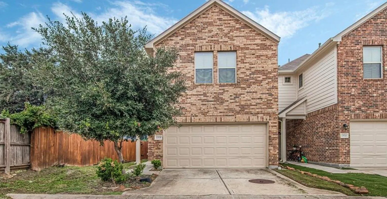 3 bed, 2.5 bath, 1604 sqft, $1,996 — Photo 1