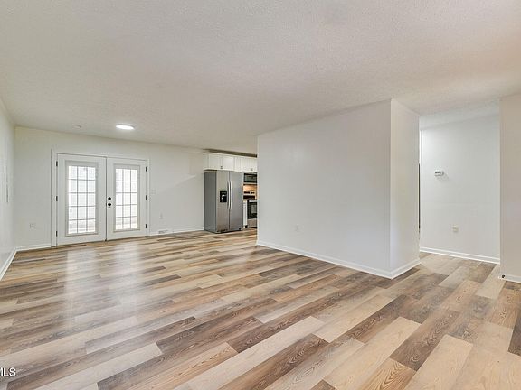5th image of 301 Larkspur Dr