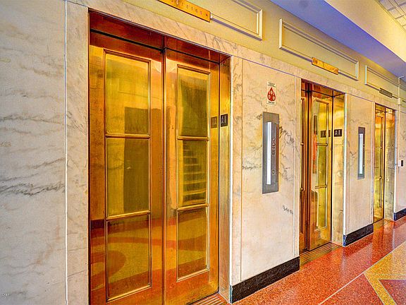 5th image of 323 W Broadway Unit 903