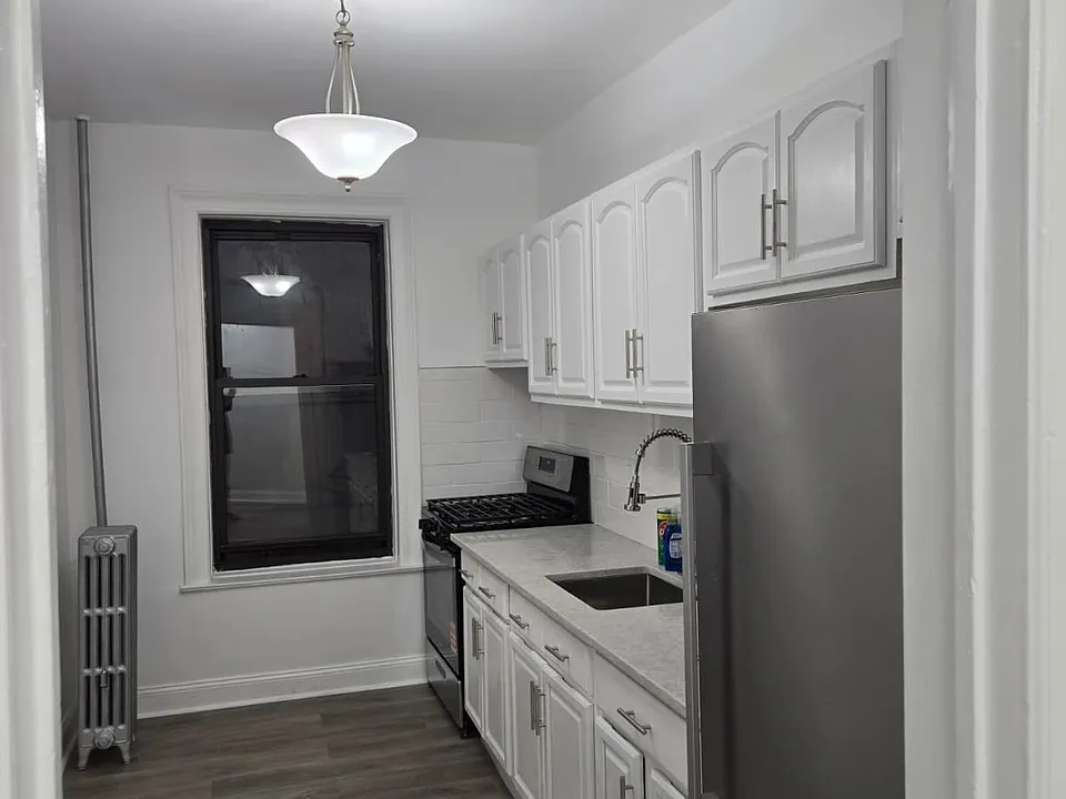 84 E 55th St #1R