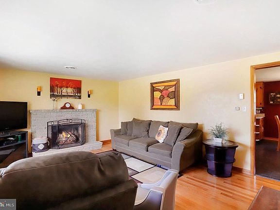 3rd image of 220 Lincoln Dr