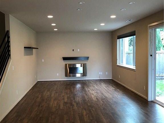 4th image of 534 S 187th Ln