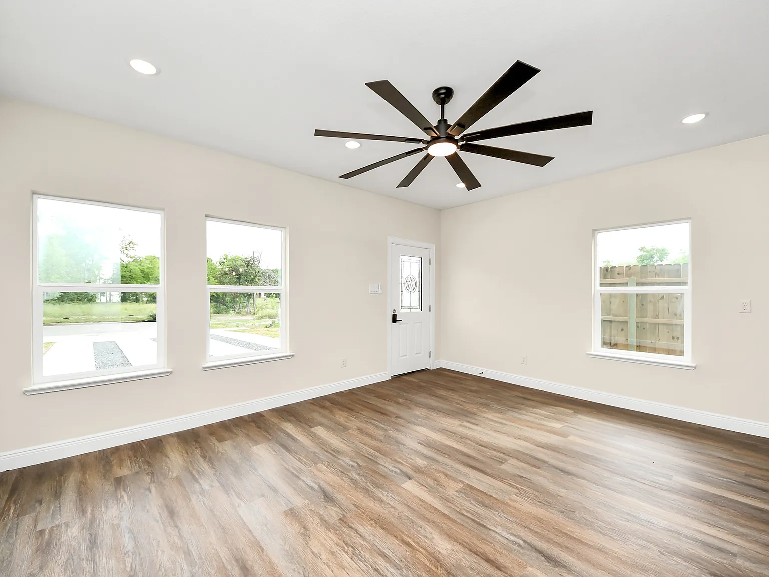 3 bed, 2.5 bath, 1300 sqft, $2,400 — Photo 4