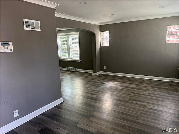 4th image of 6832 Julian Ave