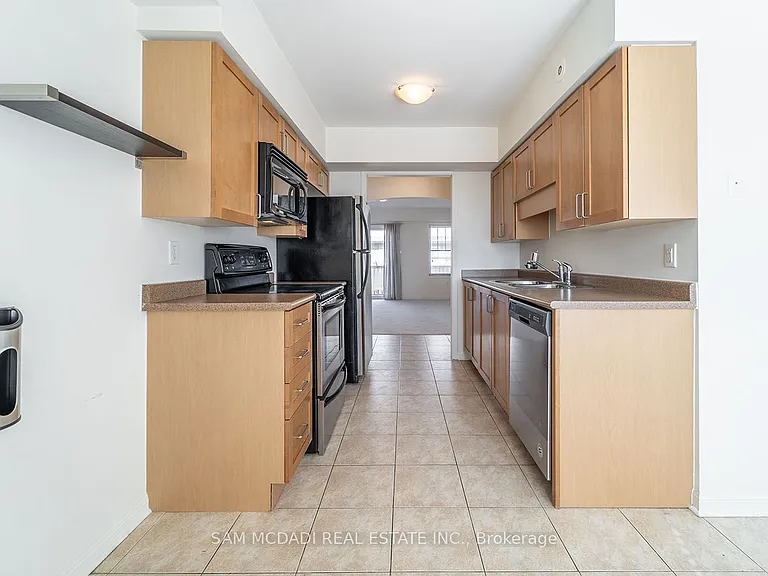 639 Dundas St W #2 — Photo 15