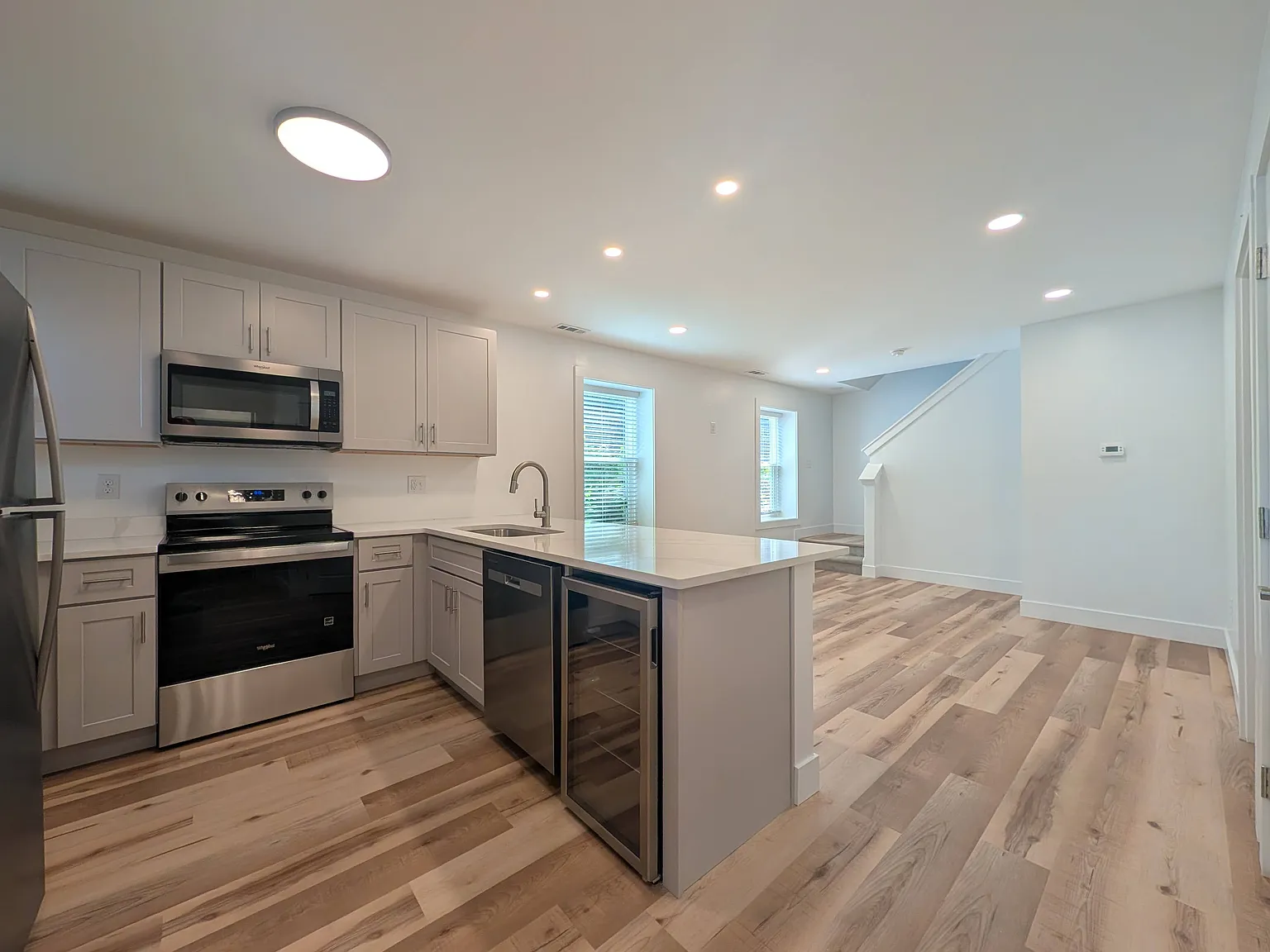 5 bed, 3.5 bath, $5,975 — Photo 1