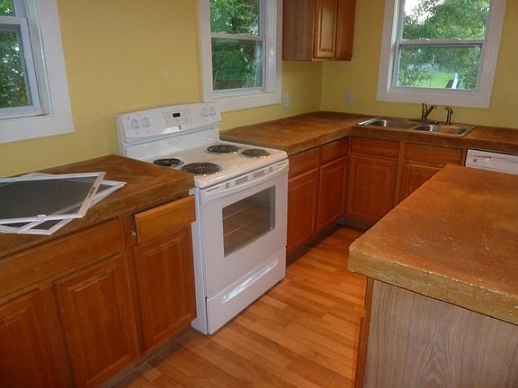 2nd image of 115 Garnet St