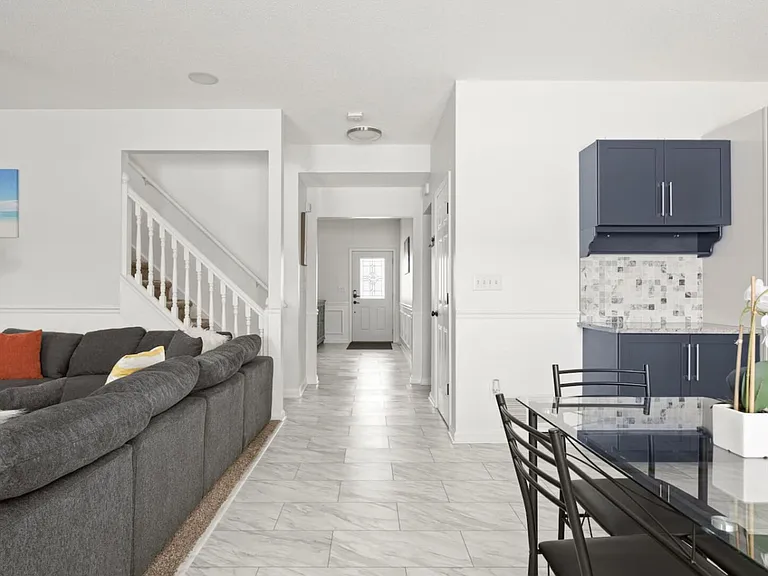 White Cliff Way — Photo 3