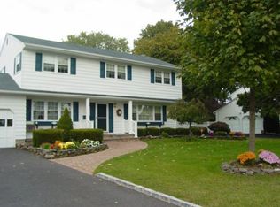 5 Bardolier Ln, Bay Shore, NY 11706