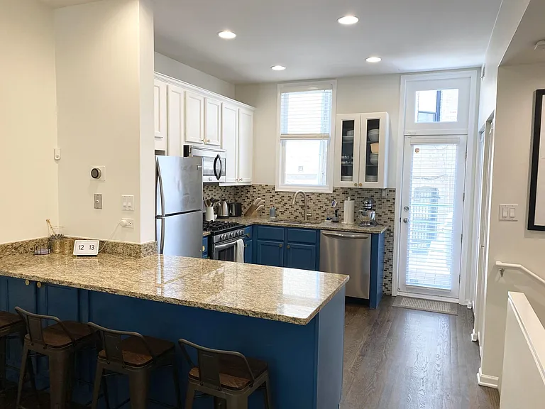 3300 N Kenmore Ave #D — Photo 4