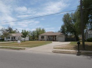 1011 E Beeson Rd, Dodge City, KS 67801