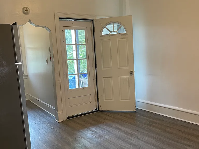 814 Master St — Photo 2
