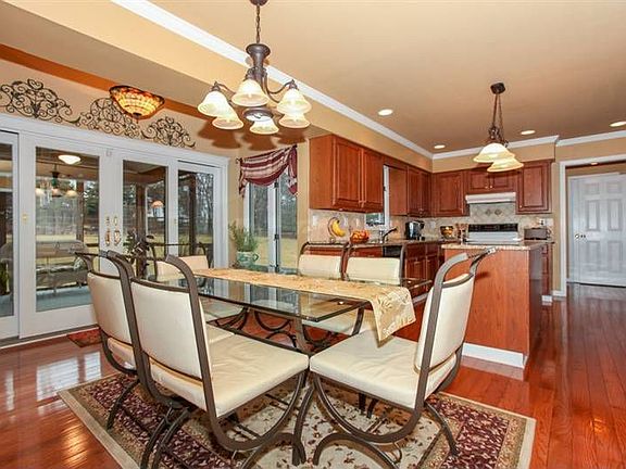 2nd image of 1117 Red Oak Dr