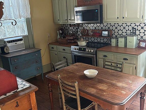 8th image of 454 Chatham St
