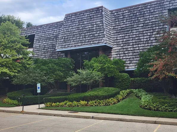 100 Red Top Dr APT 303, Libertyville, IL 60048