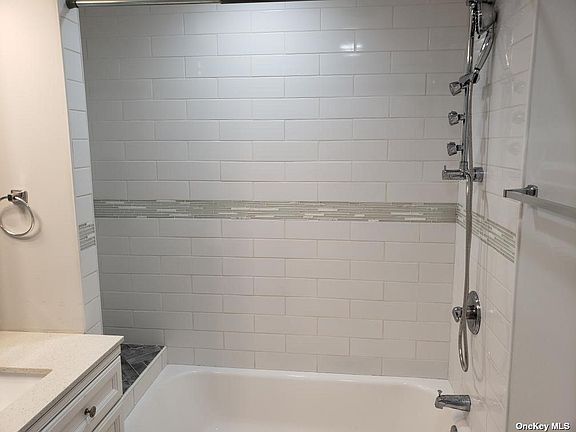 5th image of 187 Laurelton Dr