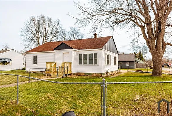 3126 S Pershing Dr — Photo 1